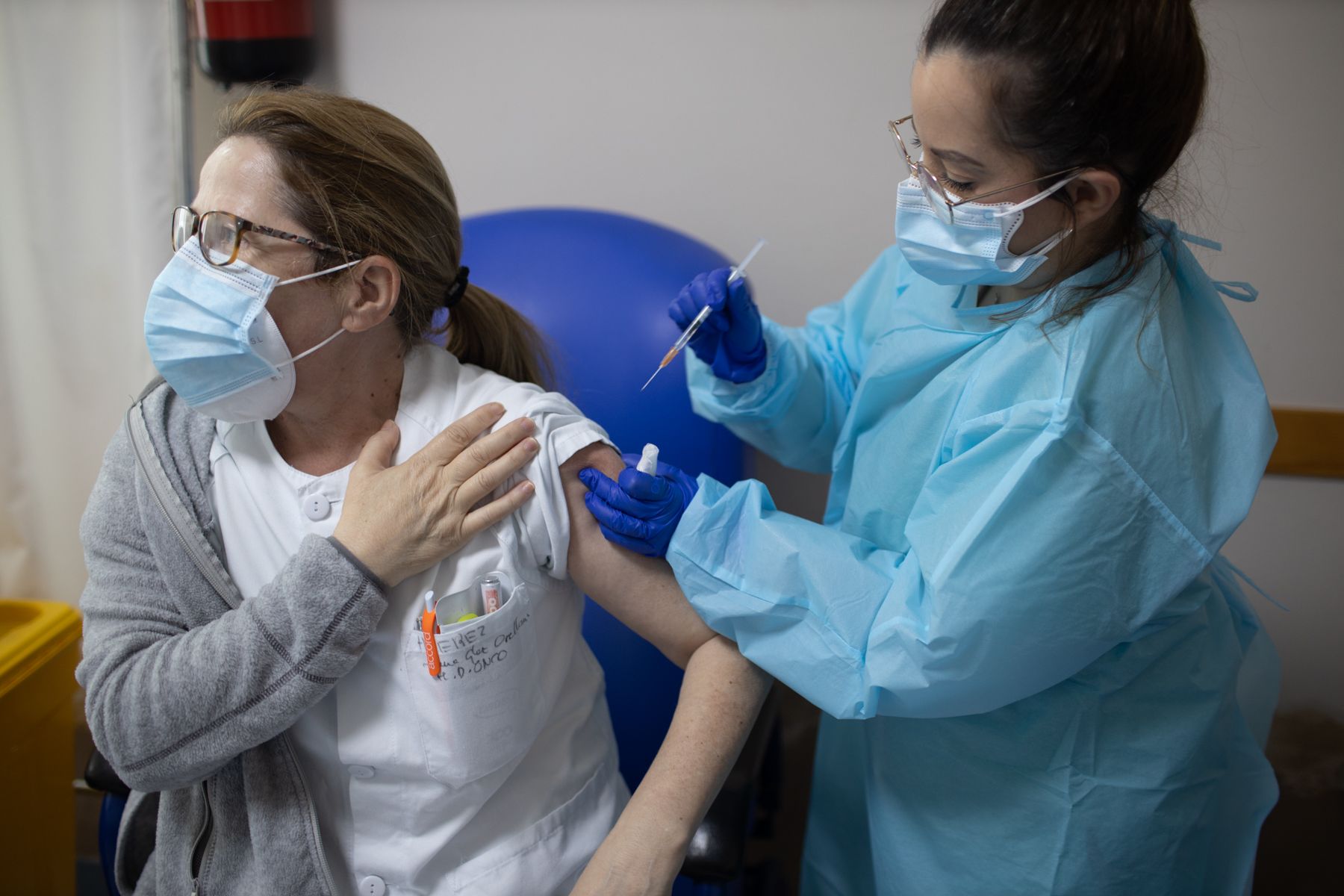 La enfermera Ana María González vacuna en el Hospital de Jerez a una sanitaria, este jueves.