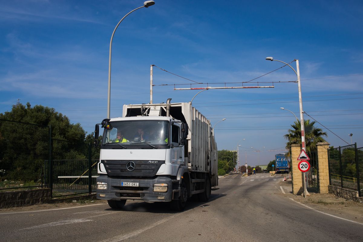 Un camión de basura, saliendo de la planta de Las Calandrias.
