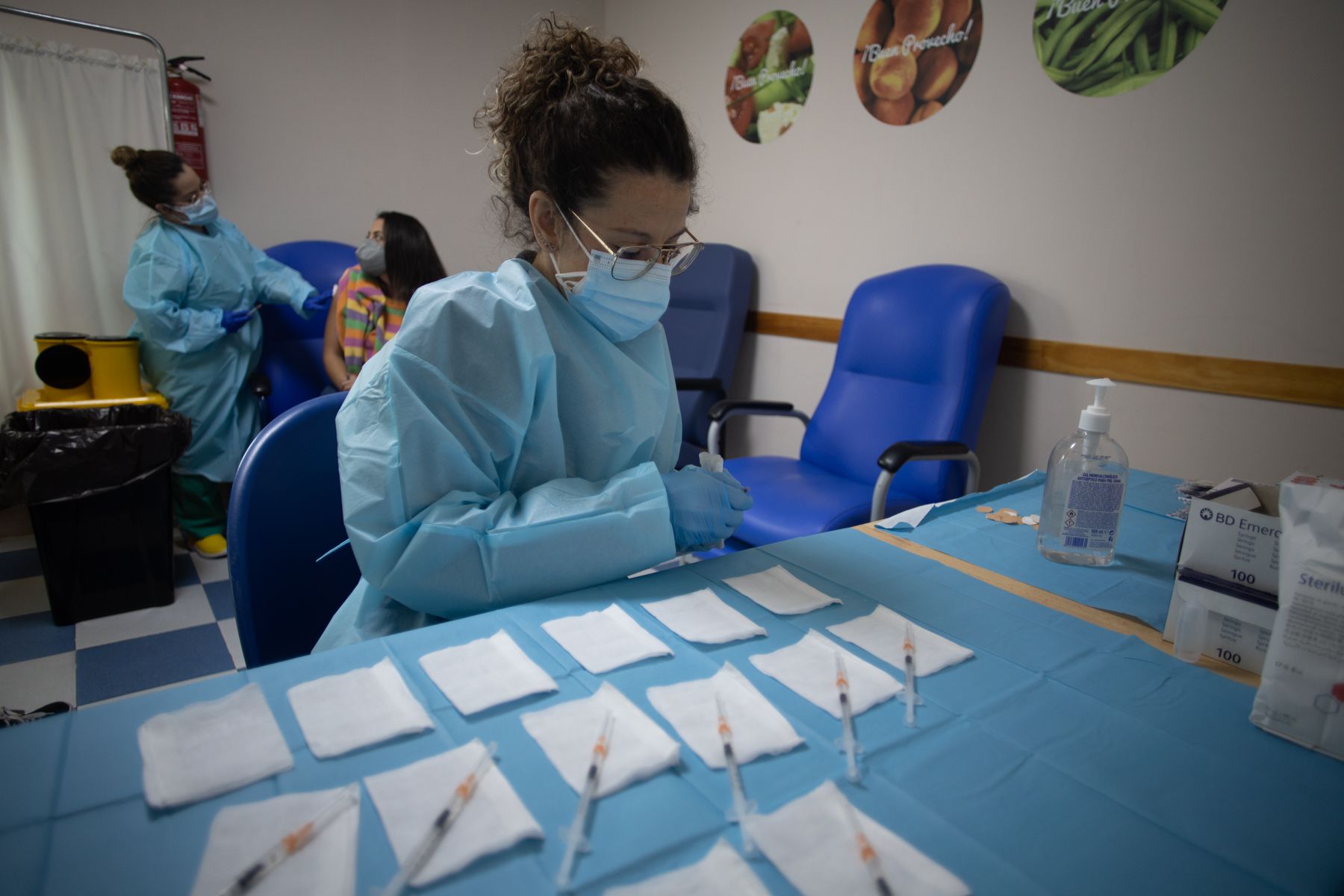 Una enfermera saca las dosis de un vial con extremo cuidado y concentración en el Hospital de Jerez.