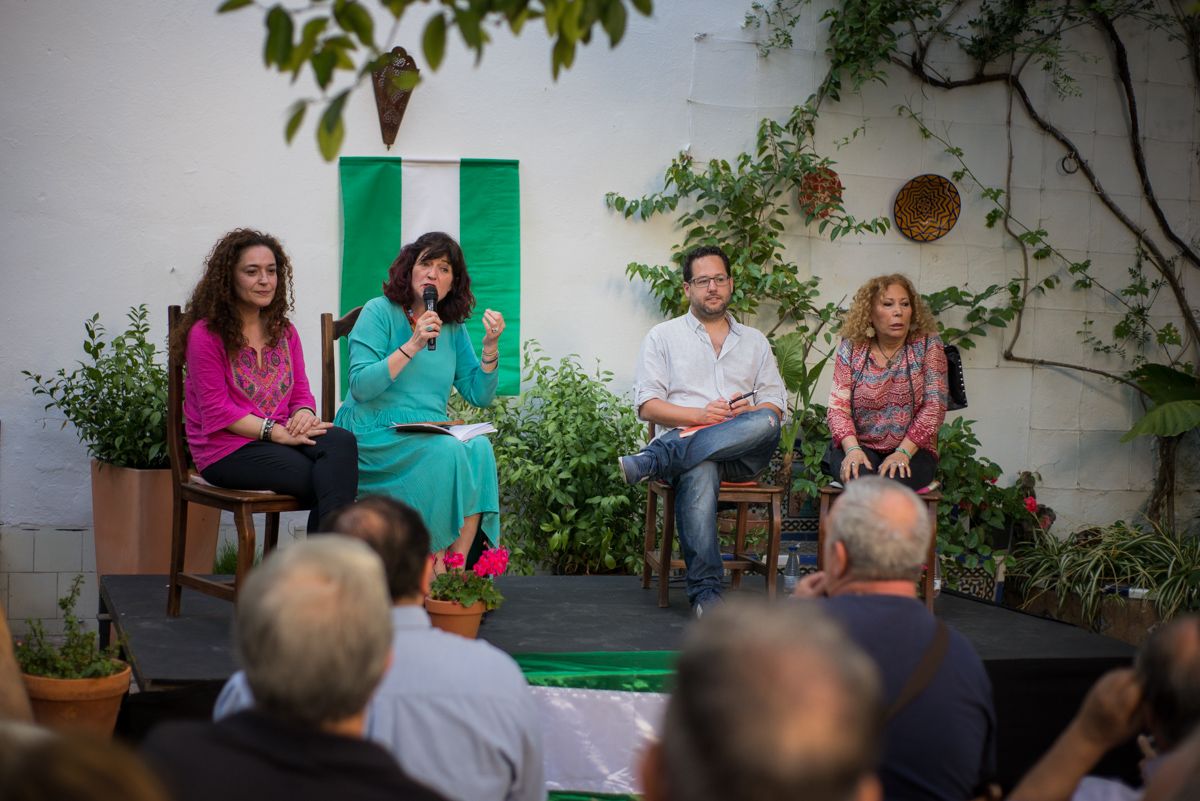Inmaculada Nieto (IU), Pilar González (Primavera Andaluza) José Ignacio García (Podemos) y Pilar Távora (Izquierda Andalucista), durante el acto de presentación de Adelante Andalucía en Jerez. FOTO: MANU GARCÍA.