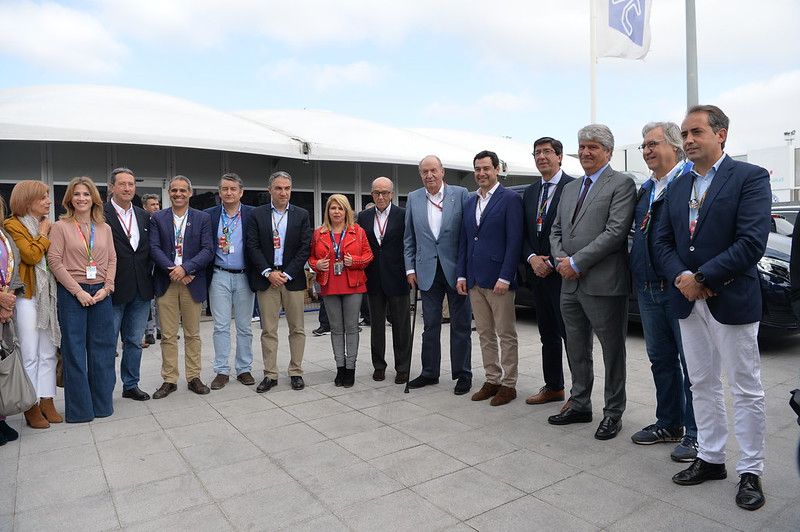 Representantes políticos de Ayuntamiento y Junta junto al rey emérito Juan Carlos I, y Carmelo Ezpeleta, patrón del MotoGP, en mayo de 2019. Autor: Junta