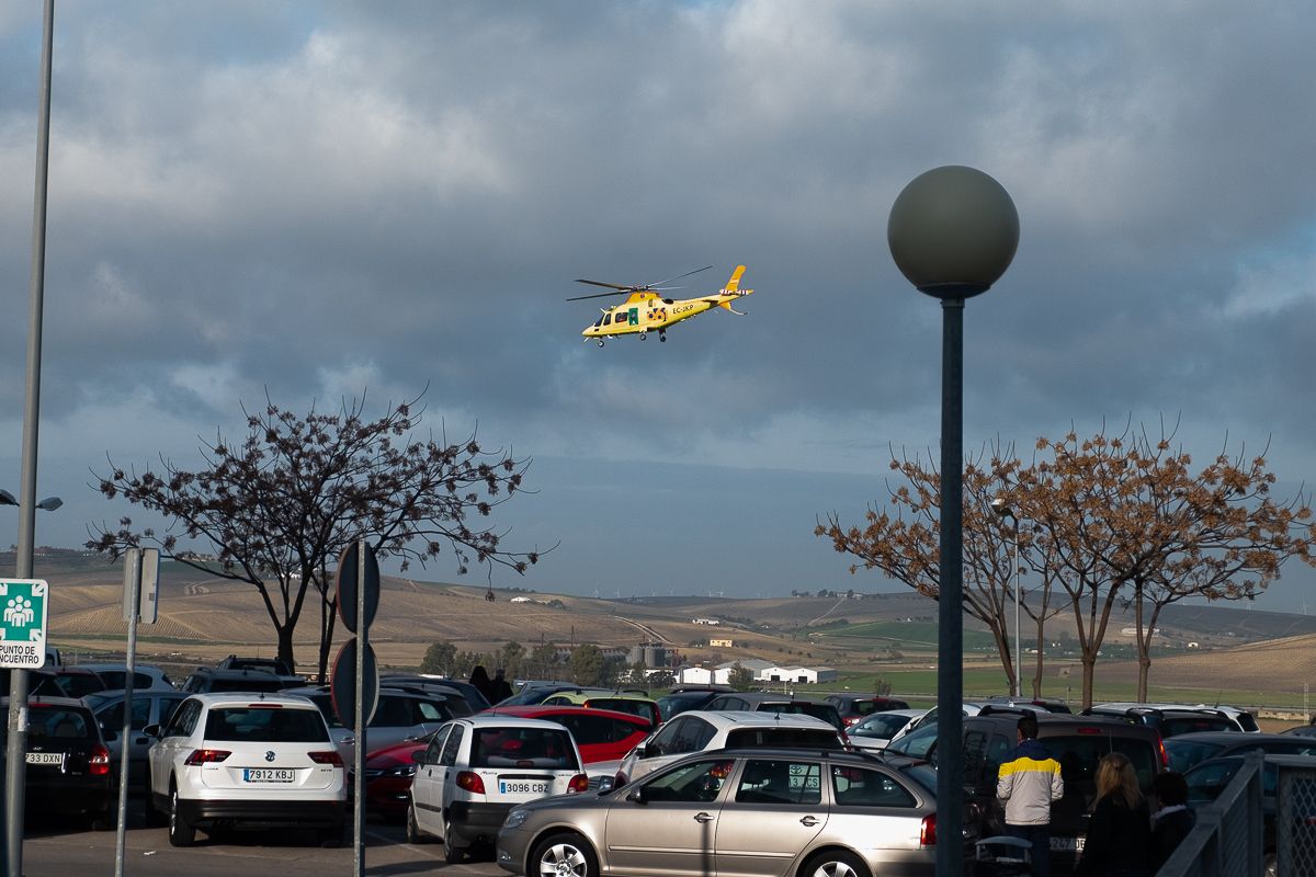Un helicóptero de emergencias sobrevuela el Hospital de Jerez.