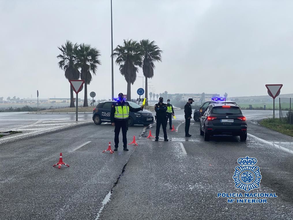 Control policial por el cierre perimetral en Sanlúcar, en días pasados. 