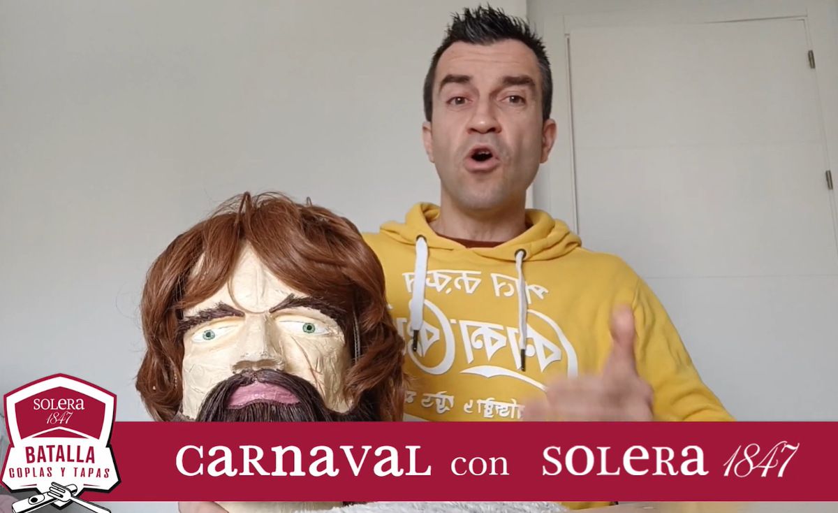 Francisco Javier García demuestra su arte carnavalero en la 'Batalla de Coplas y Tapas'.