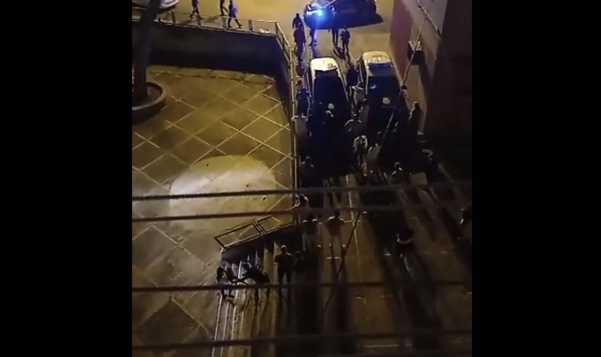 Graves disturbios en San Juan Dios. Captura de un vídeo subido por vecinos a redes sociales.