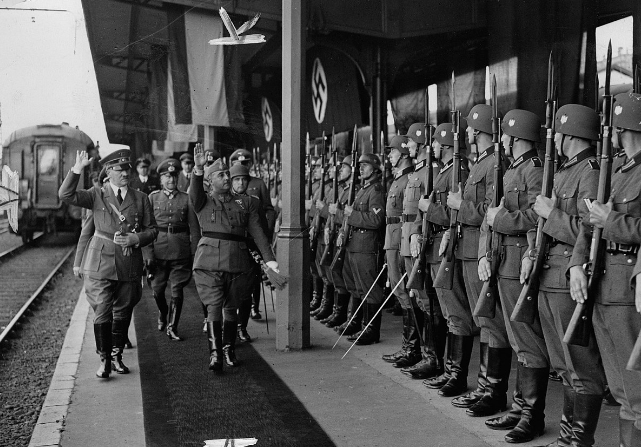 Franco y Hitler, en la estación de Hendaya, saludando a las tropas nazis.