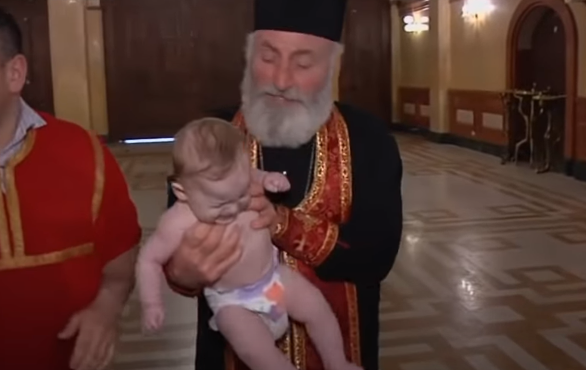 Un bautizo ortodoxo, en una imagen de archivo de Euronews.