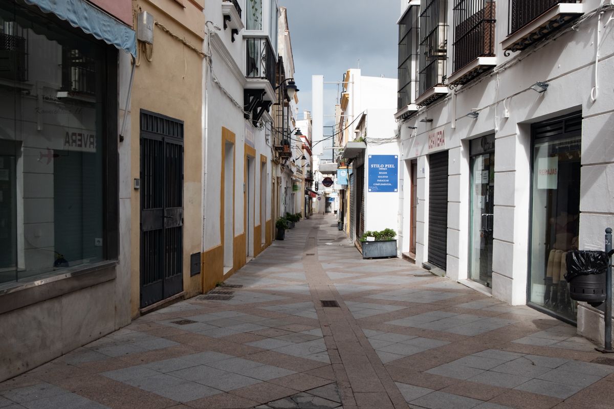 Una calle del centro de Jerez, desértica durante el cierre de la actividad no esencial.