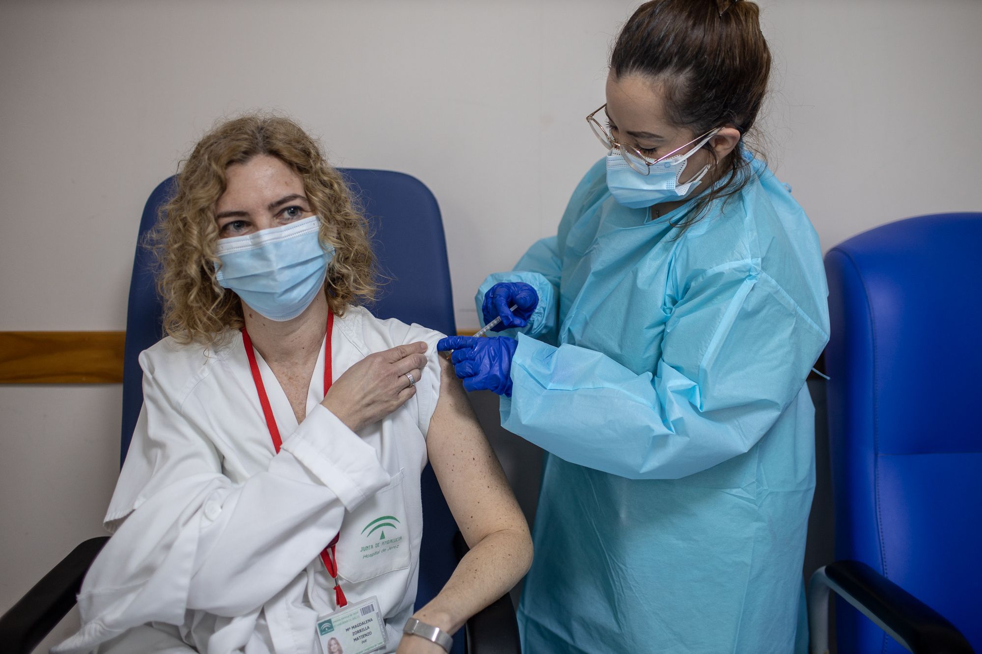 Abril, mes decisivo en la lucha por acabar con el coronavirus. En la imagen, vacunación de una sanitaria en el Hospital de Jerez, la pasada semana.
