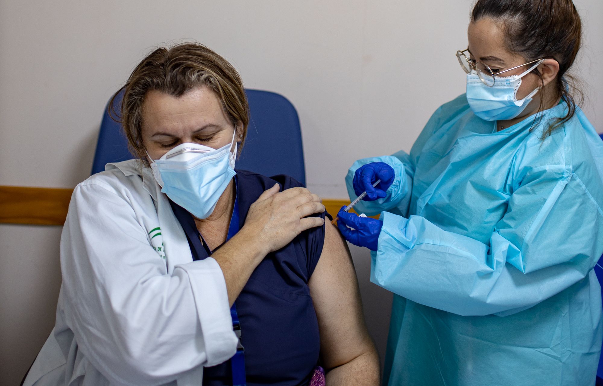 La vacunación de una sanitaria, este jueves en Jerez.