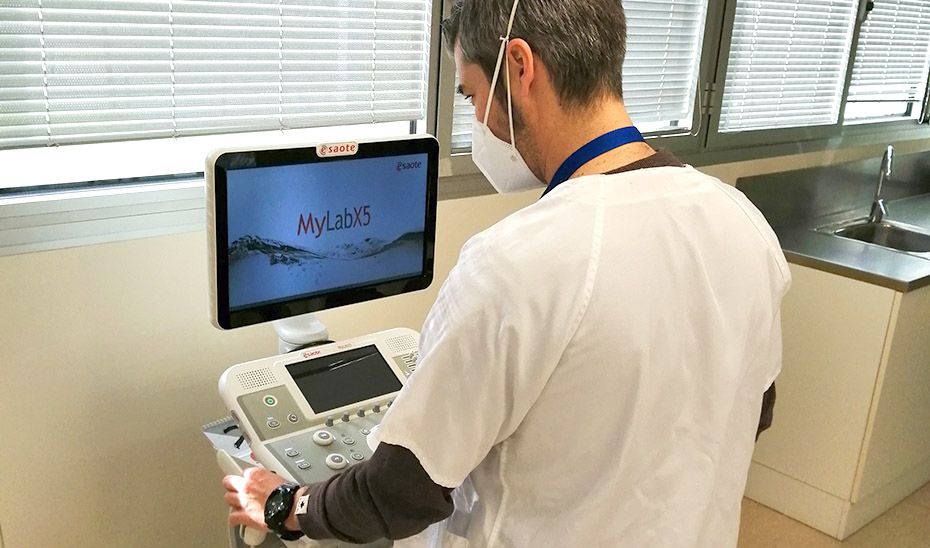 Uno de los médicos que aprenderá a detectar covid con ecógrafos de simulación virtual.