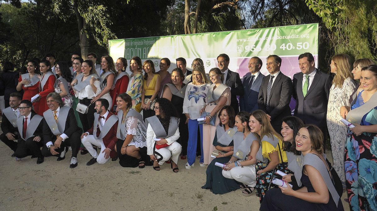 Alumnos de Fundación Albor, recién graduados.