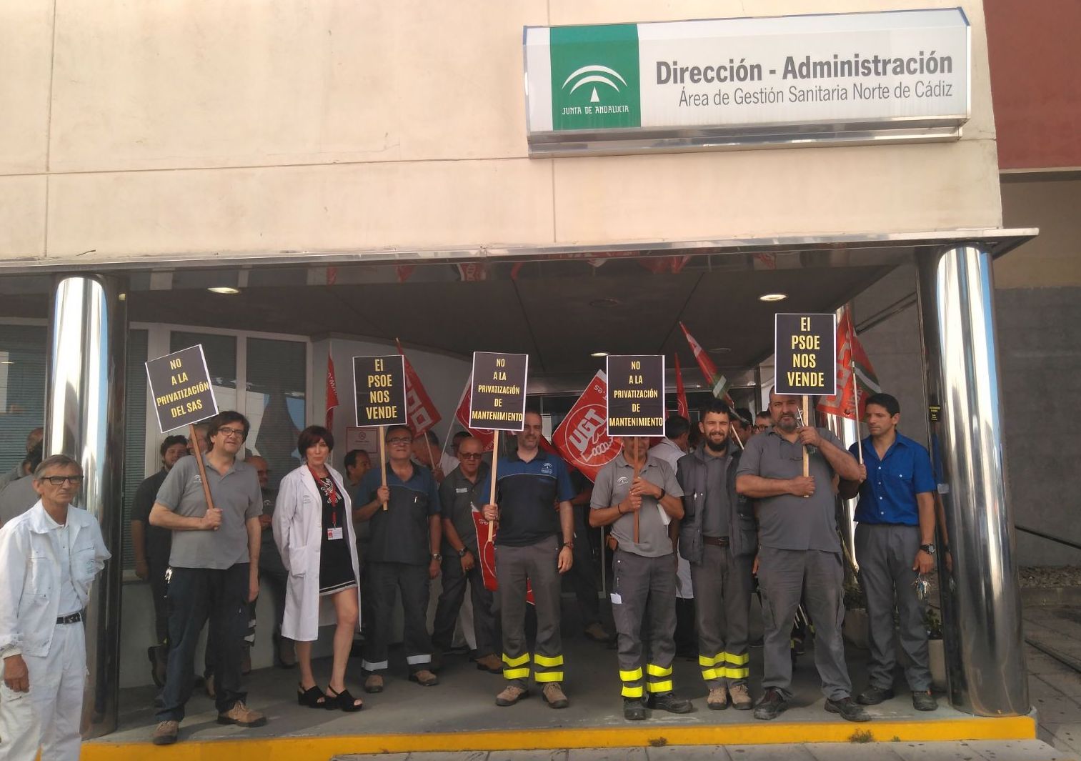 Los trabajadores de mantenimiento del Hospital de Jerez, en una concentración.