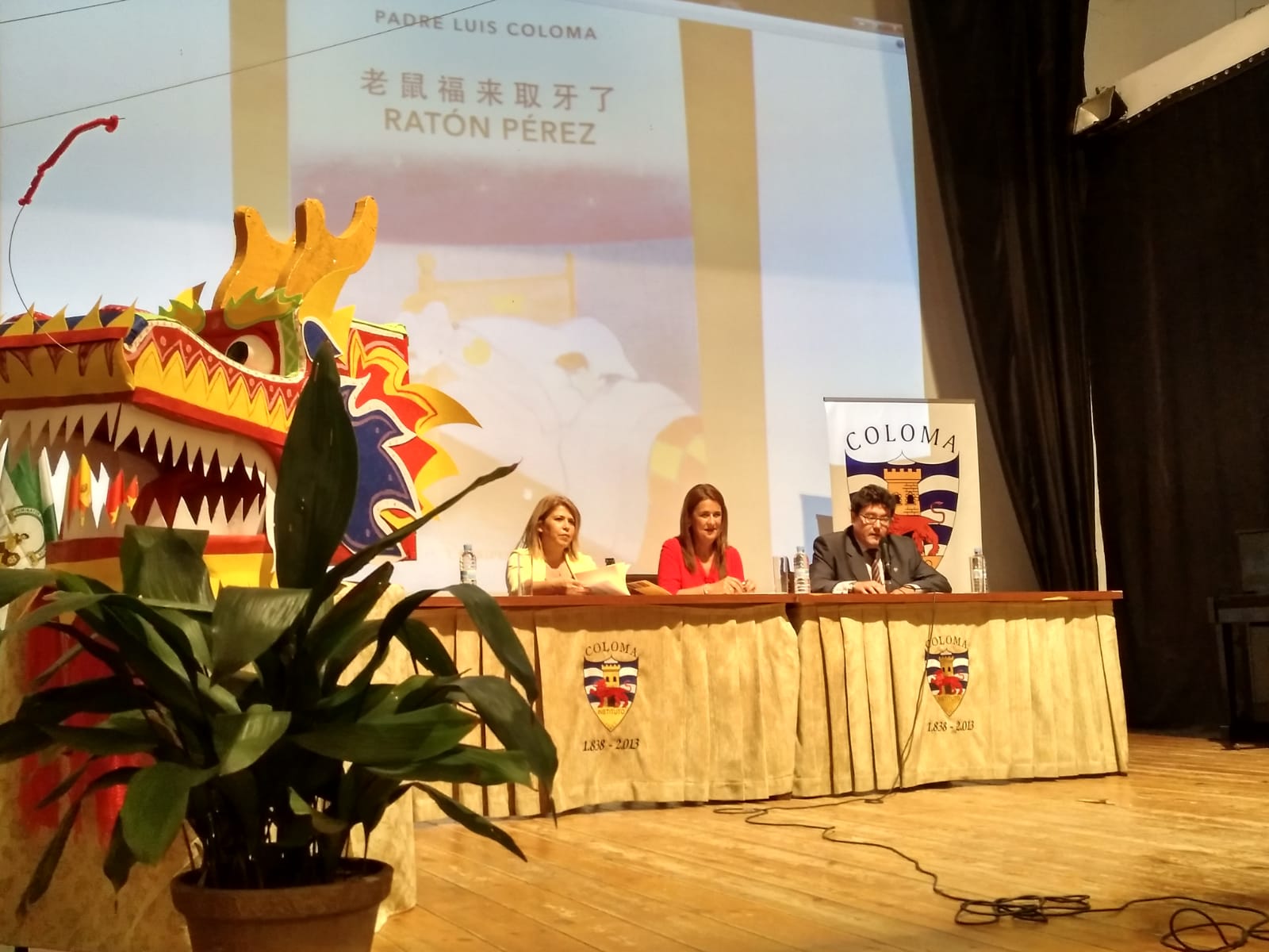 La alcaldesa Mamen Sánchez, la consejera Sonia Gaya y el director del IES Coloma, José Ángel Aparicio.