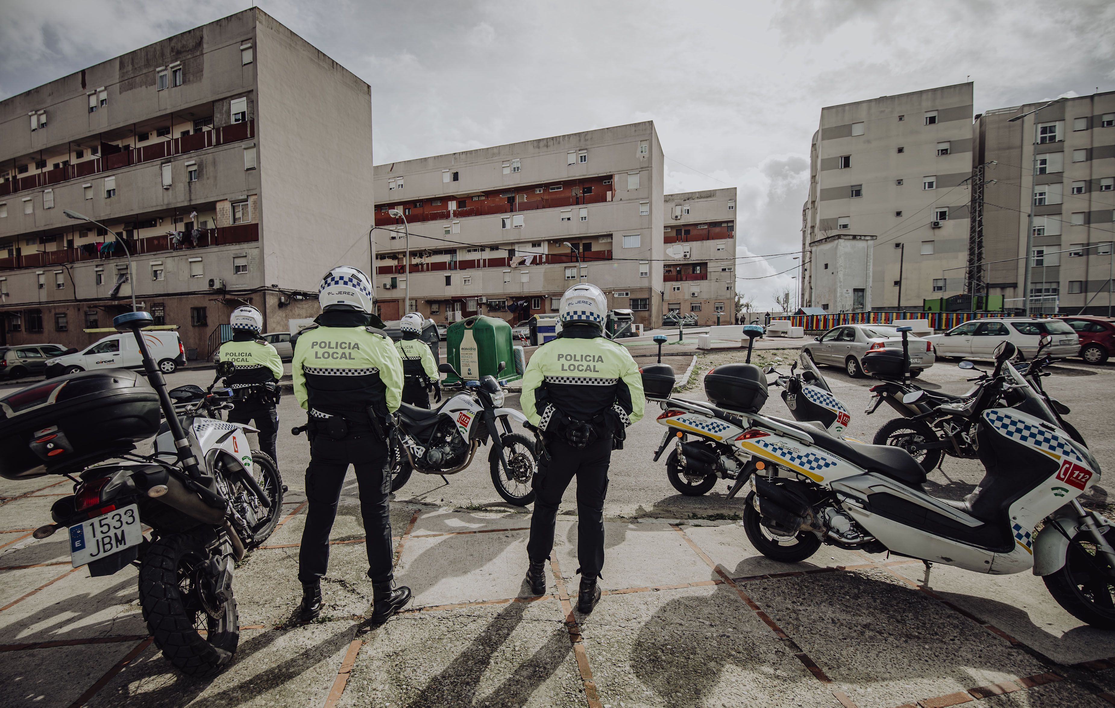 Jerez registra 234 denuncias por saltarse el toque de queda en el último mes y 37 por botellón en la calle. En la imagen, agentes de la Policía Local, en un dispositivo en San Juan de Dios, en una imagen reciente.