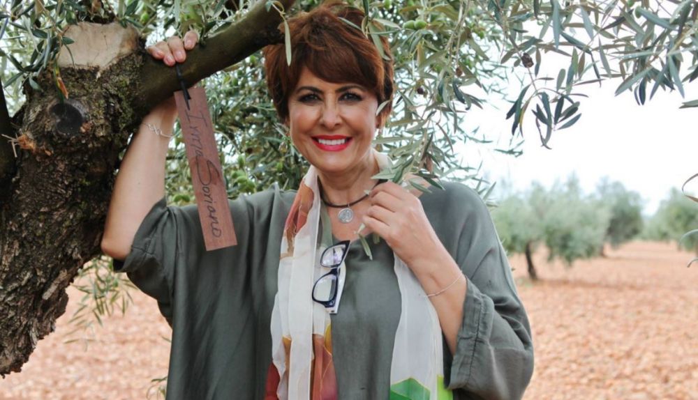 La periodista Inma Soriano con su olivo.