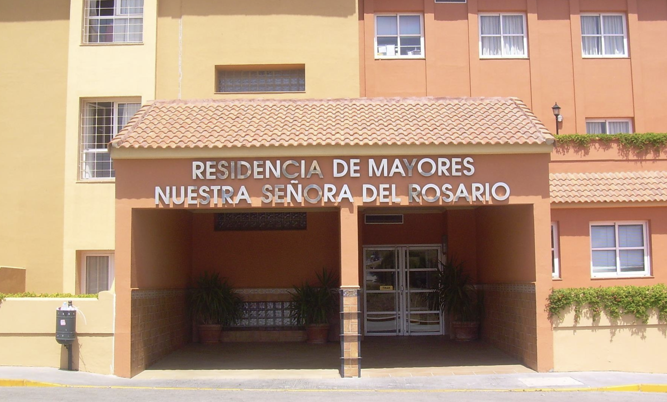 Piden a Fiscalía que investigue a los geriátricos de Cádiz, donde han muerto ya 240 ancianos. En la imagen, fachada de la residencia de mayores de Nuestra Señora del Rosario, en Los Barrios.