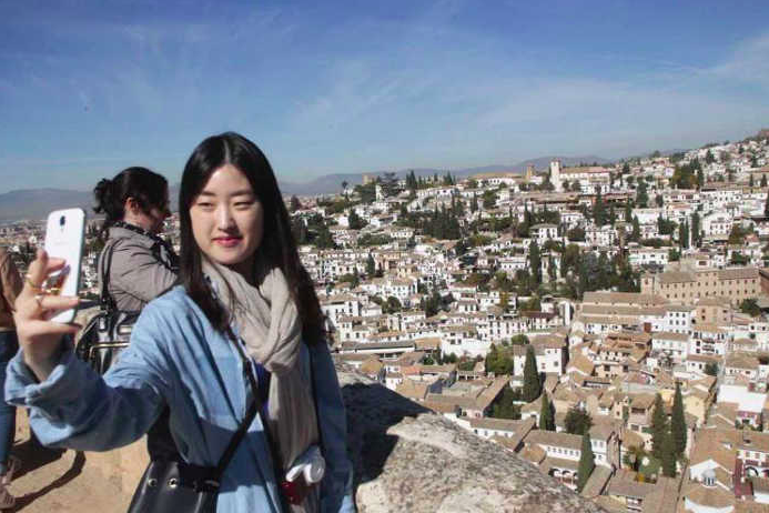 Una turista japonesa, haciéndose un 'selfie' con el Albaicín de fondo. FOTO: ALBAYCIN.INFO