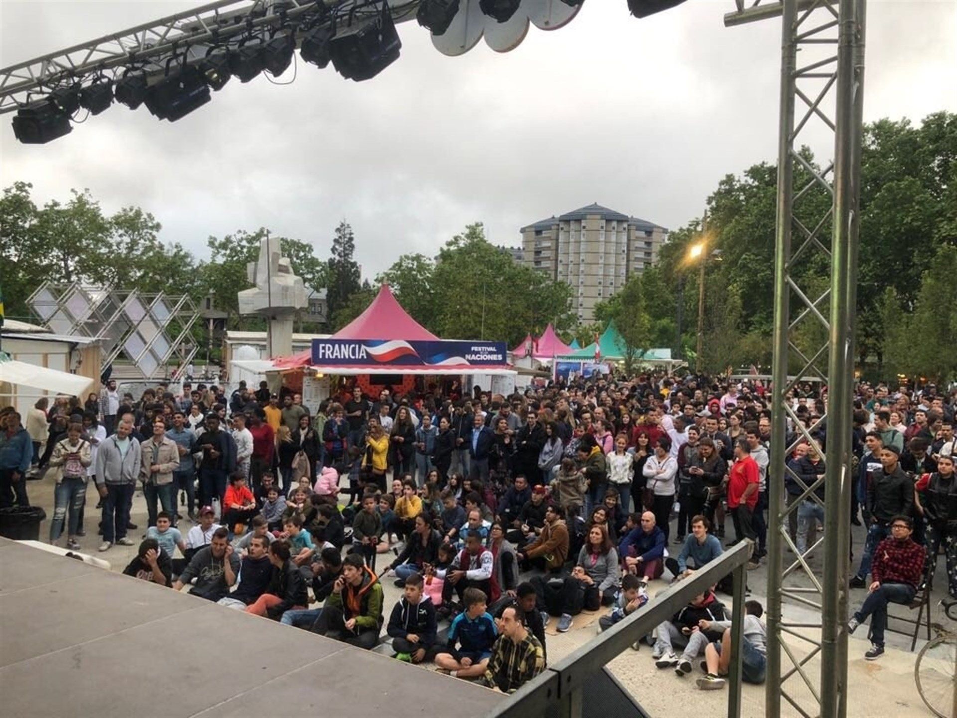 Aficionados viendo el partido en la plaza de la Constitución. FOTO: EP