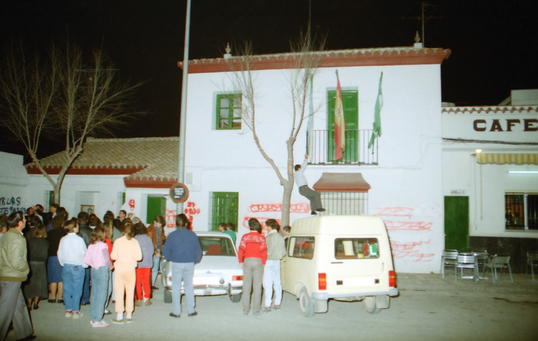 Manifestación segregacionista frente a la Tenencia de Alcaldía el 19 de abril de 1989. Foto: Benjamín Bejarano