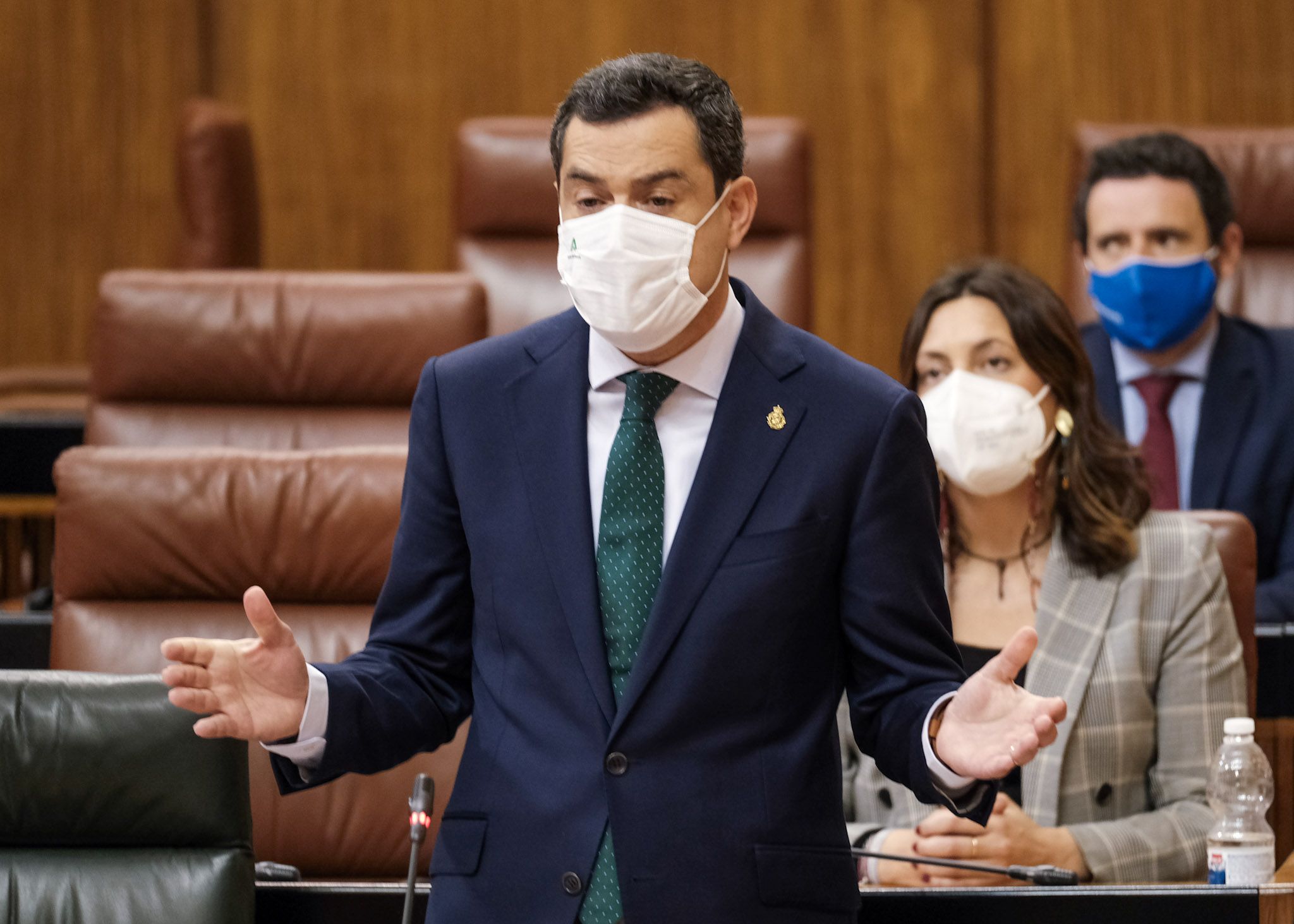 El presidente de la Junta de Andalucía, Juan Manuel Moreno, responde a las preguntas de los portavoces parlamentarios en la sesión de control al Gobierno. PARLAMENTO DE ANDALUCÍA