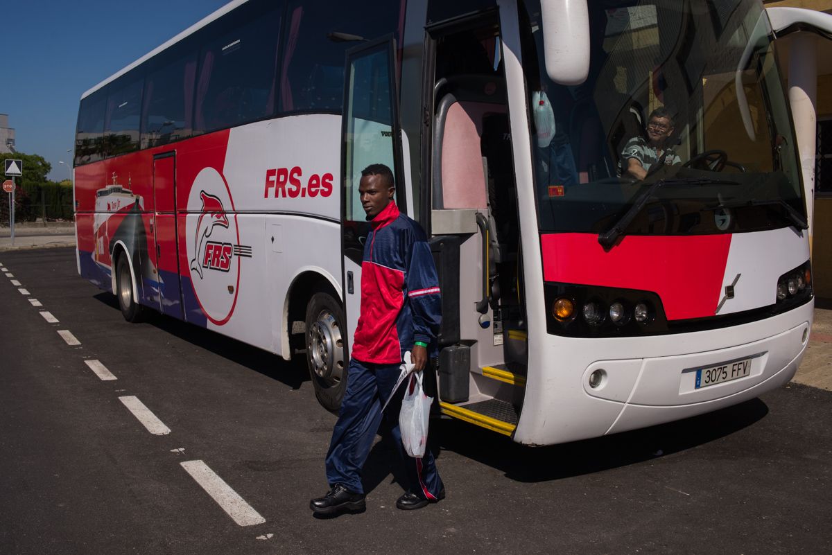 Un inmigrante baja de un autobús a su llegada a Jerez. FOTO: MANU GARCÍA