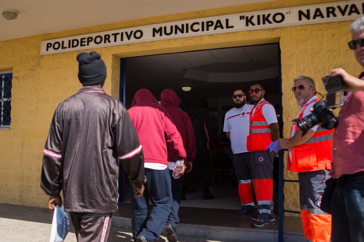 Inmigrantes entrando en el polideportivo Kiko Narváez. FOTO: MANU GARCÍA.