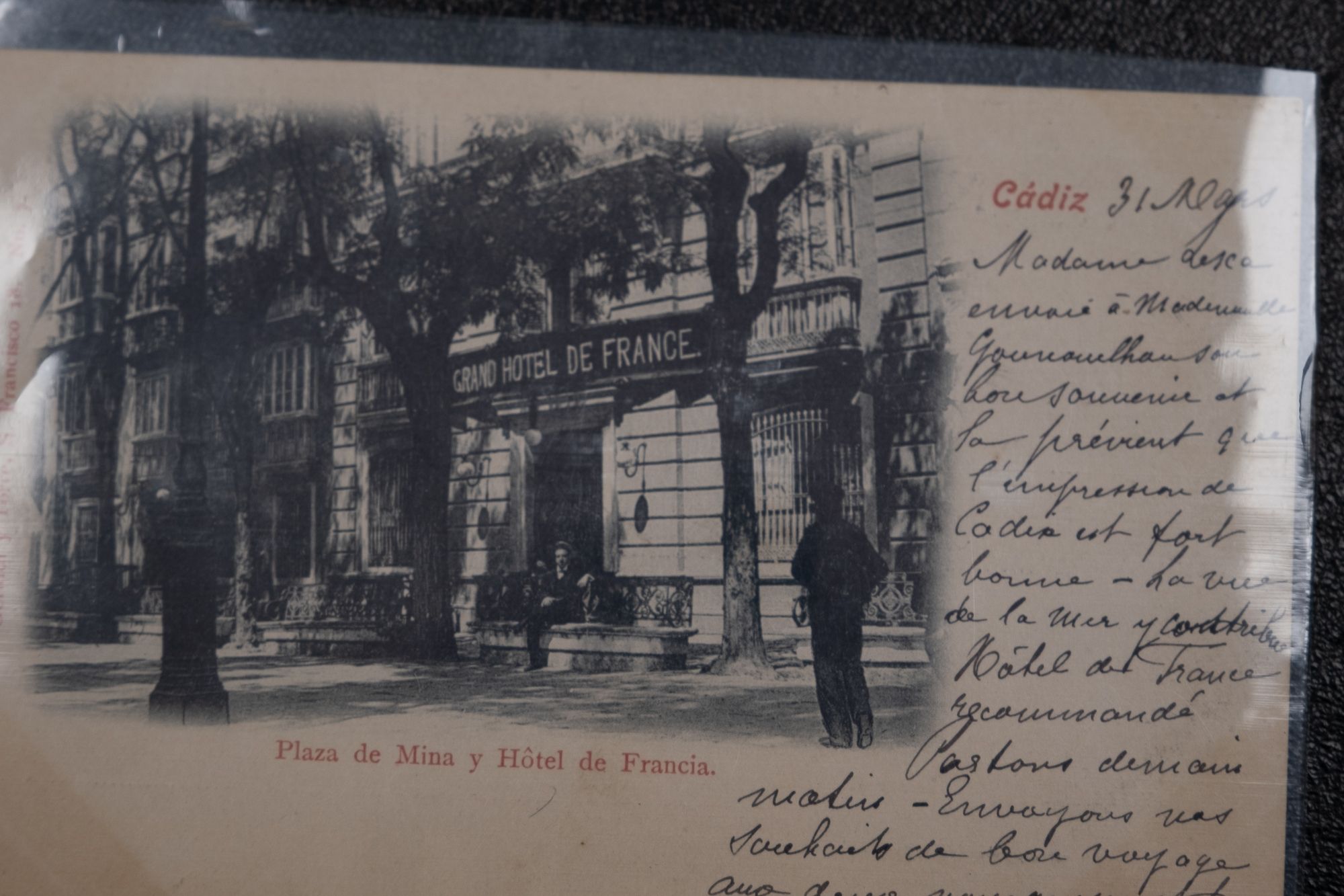 Postal con la imagen del antiguo hotel Francia de la plaza Mina.