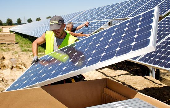 Imagen de archivo de un trabajador de una planta solar. En Jerez más de 20 tienen ya permiso de construcción.