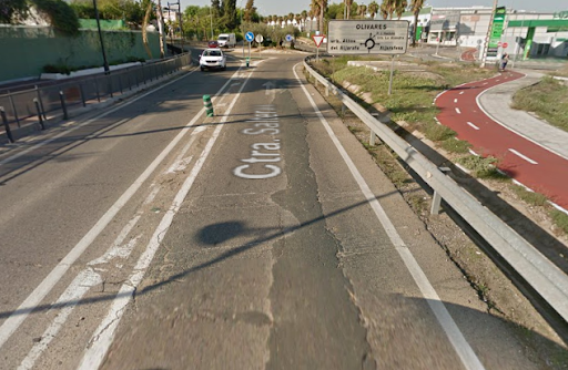 Dos jóvenes propinan una brutal paliza en Sevilla a un hombre que les reprochó su conducción temeraria. En la imagen, carretera que conecta Olivares con Salteras, en una imagen de archivo.