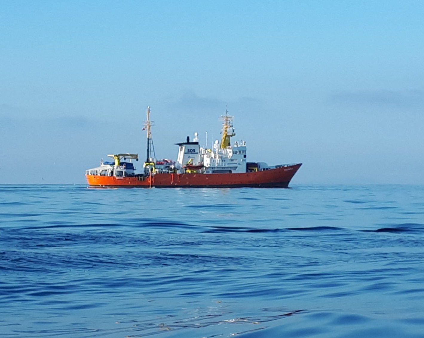 Barco con personas refugiadas entrando en el Puerto de Valencia.