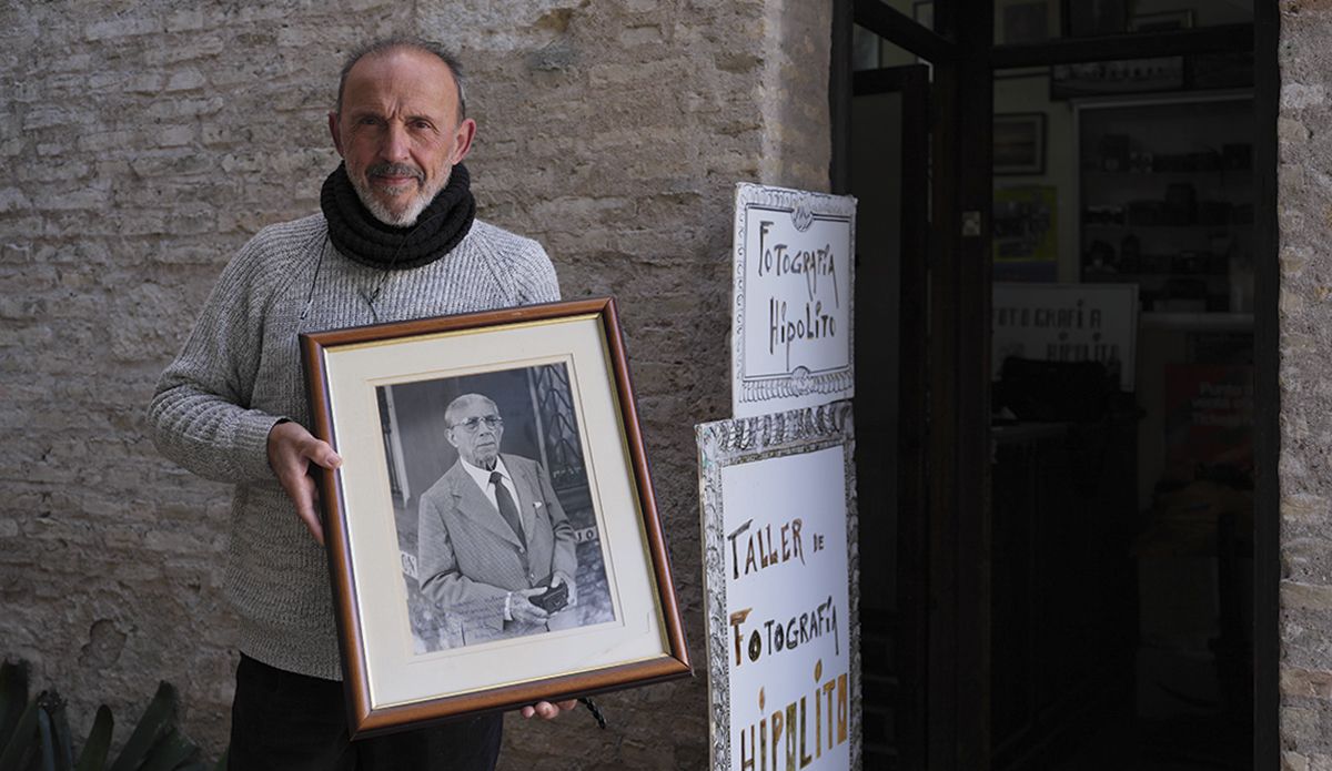 En la imagen, Hipólito Gil (hijo) en la puerta de su taller en la torre del Alcázar de Sevilla, sosteniendo un retrato de su padre