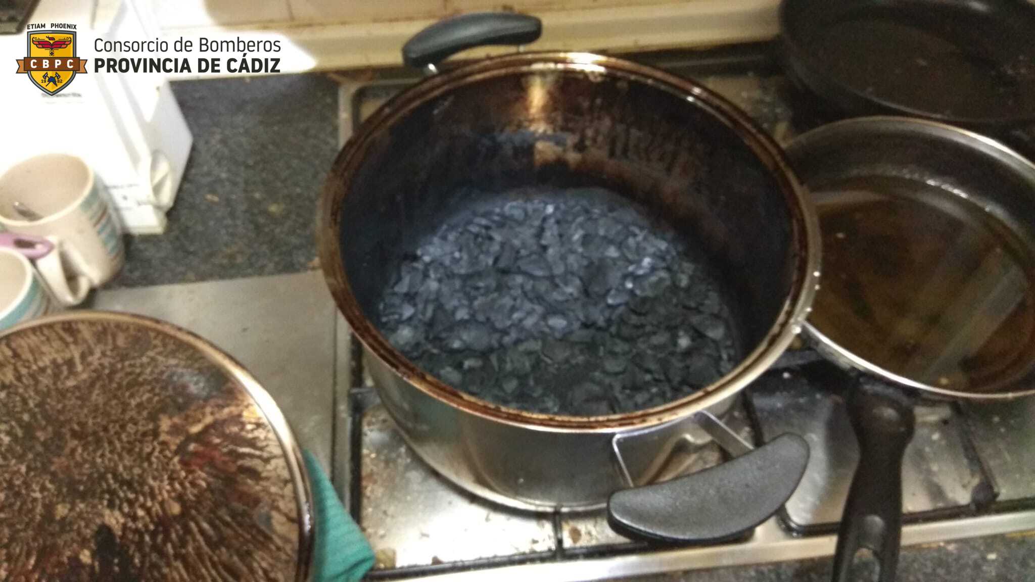 Herido por inhalación de un humo un anciano tras arder la cocina de su vivienda en Cádiz.
