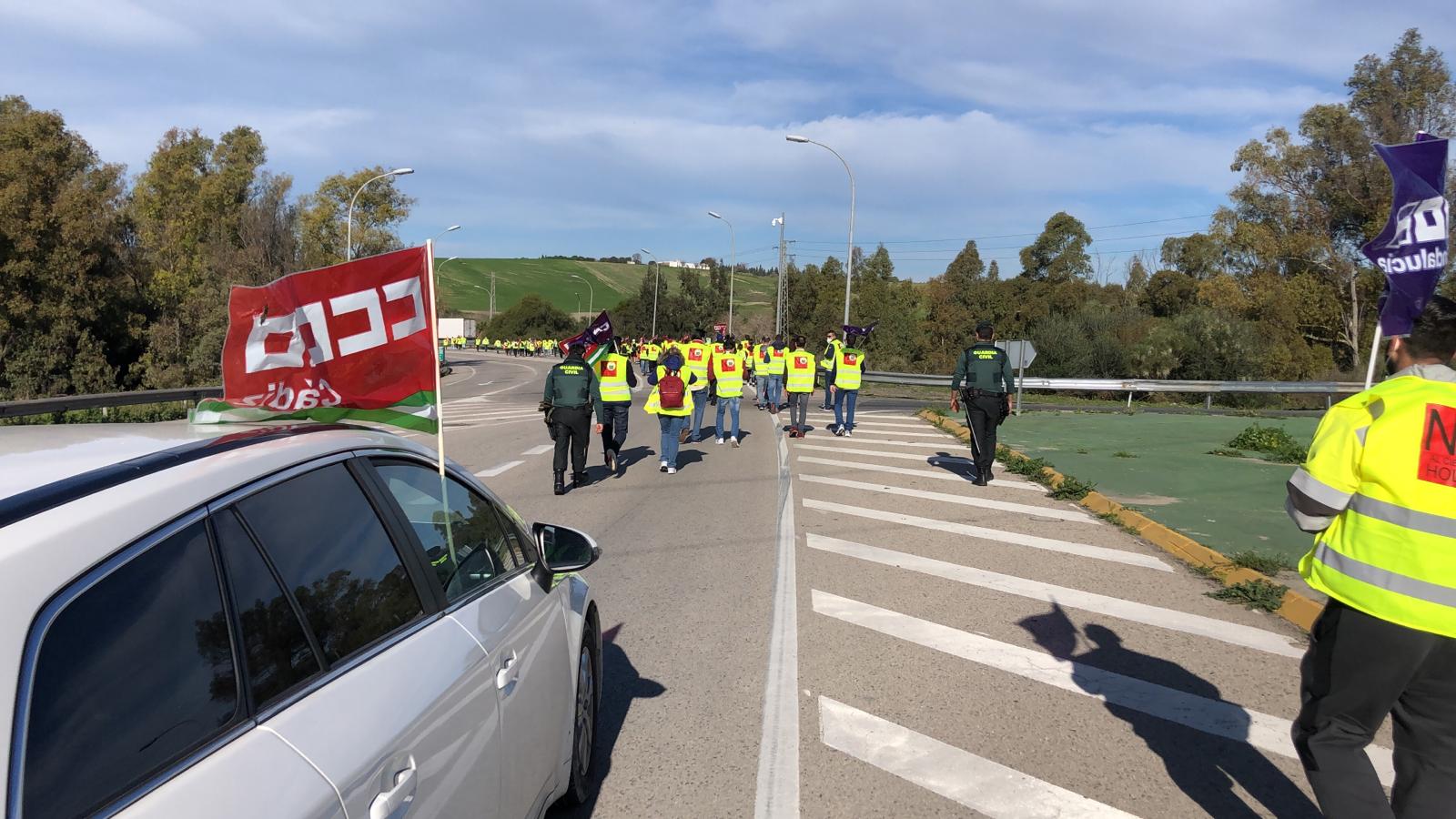 Unas 150 personas marchan más de dos horas a pie contra el ERE de Holcim en Jerez.