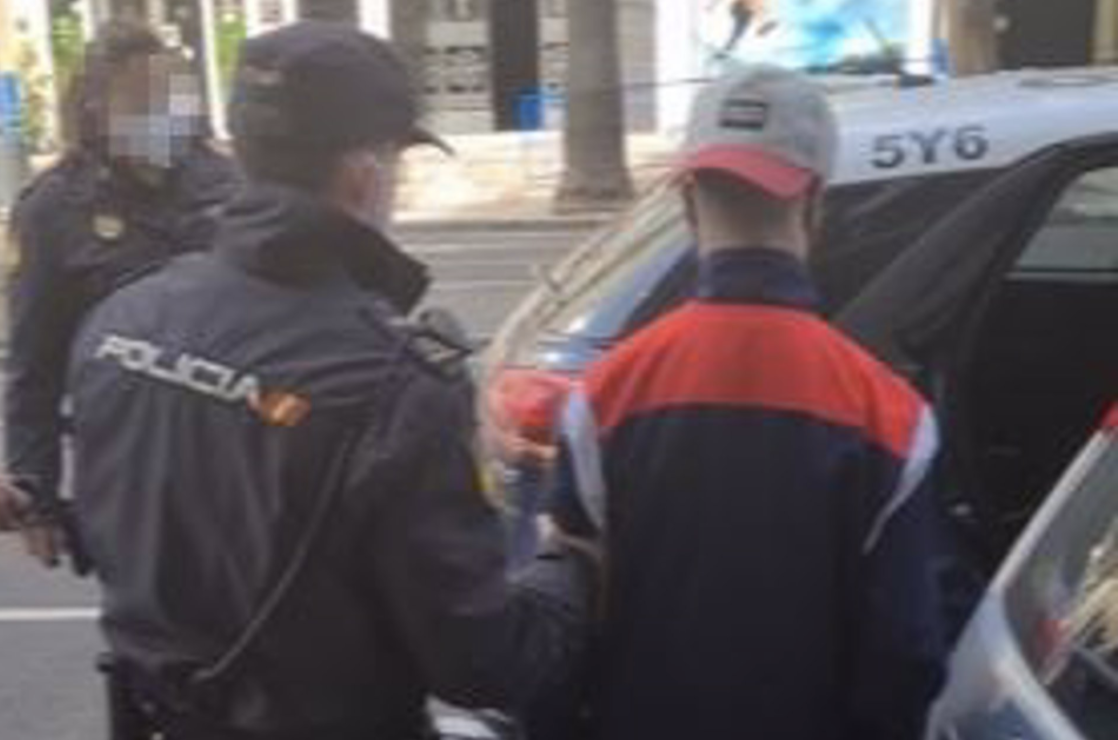 Uno de los jóvenes agresores, detenido por la Policía.