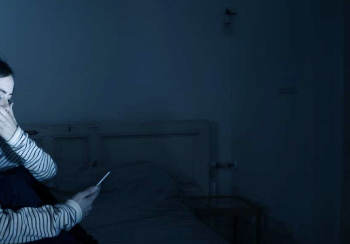 Una menor con un móvil, en una imagen de archivo.