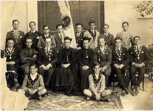 El sacerdote jesuita Antonio de Víu, de joven, el 4º sentado por la derecha. GENTEDELPUERTO.COM