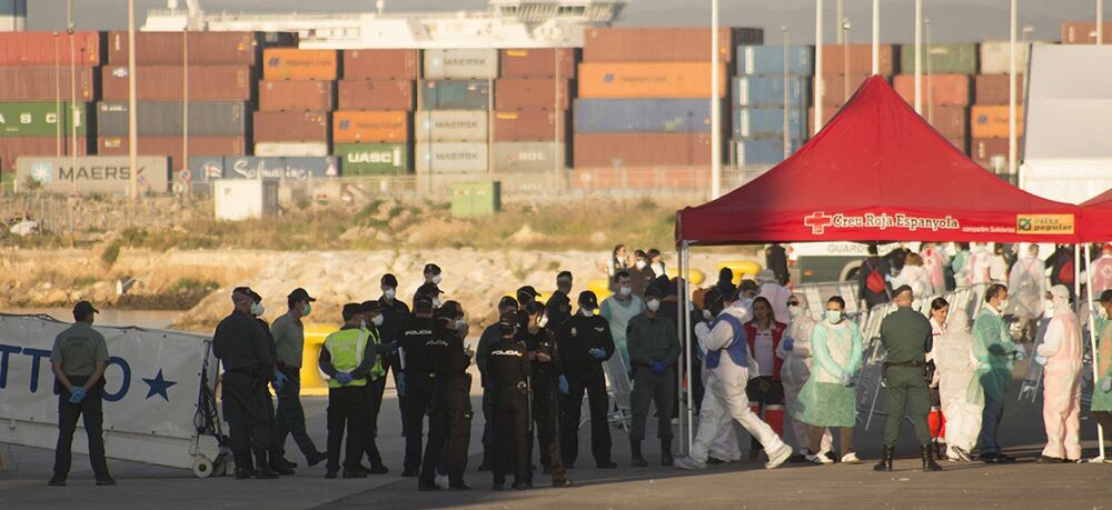 Cruz Roja atendiendo a los migrantes en el Operativo 'Esperanza del Mediterráneo'.