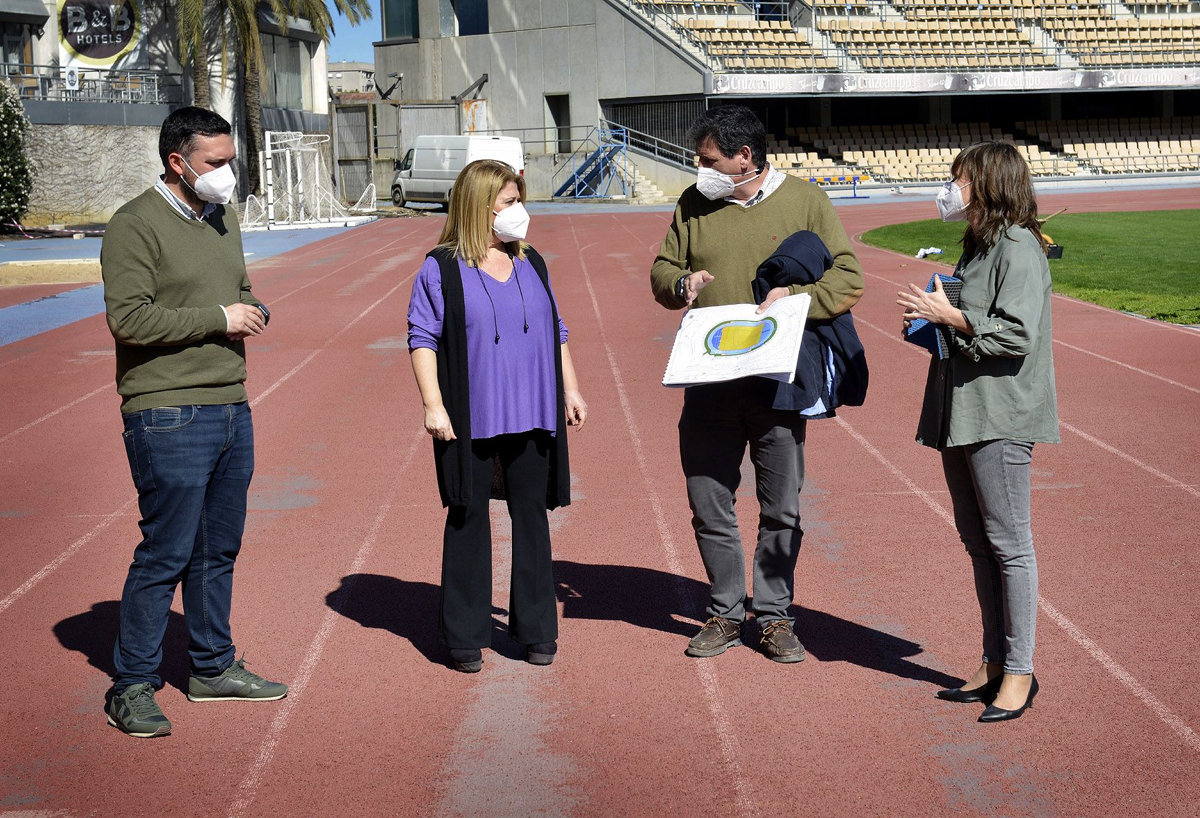 Visita de la alcaldesa junto a otros representantes municipales al estadio municipal de Chapín, en días pasados.