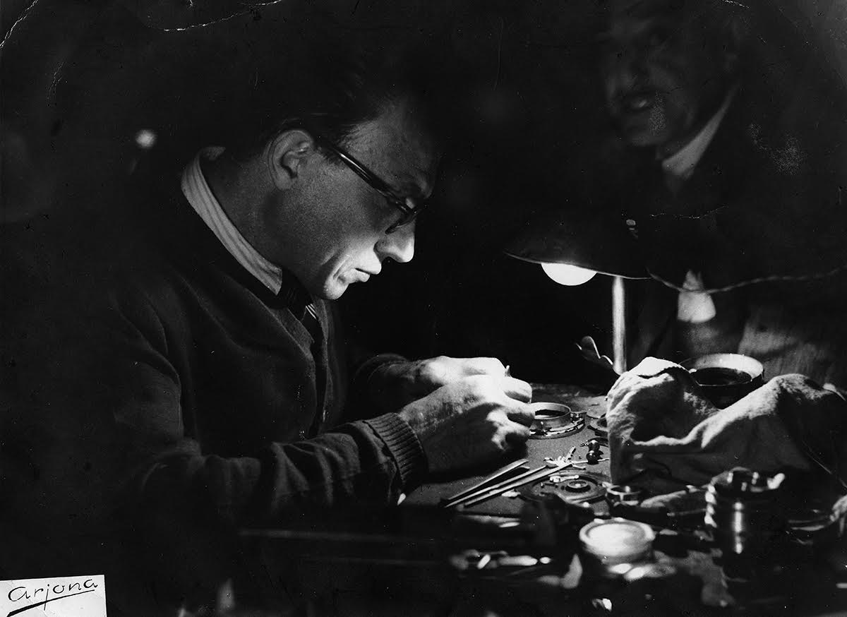 Hipólito Gil (padre) en su mesa de trabajo, en el taller del Callejón Argote de Molina, año 1965. Foto: José Arjona