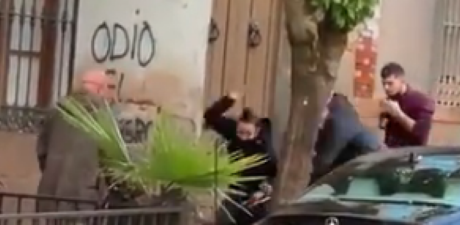 Un momento de la paliza protagonizada por agentes de Policía en Linares.