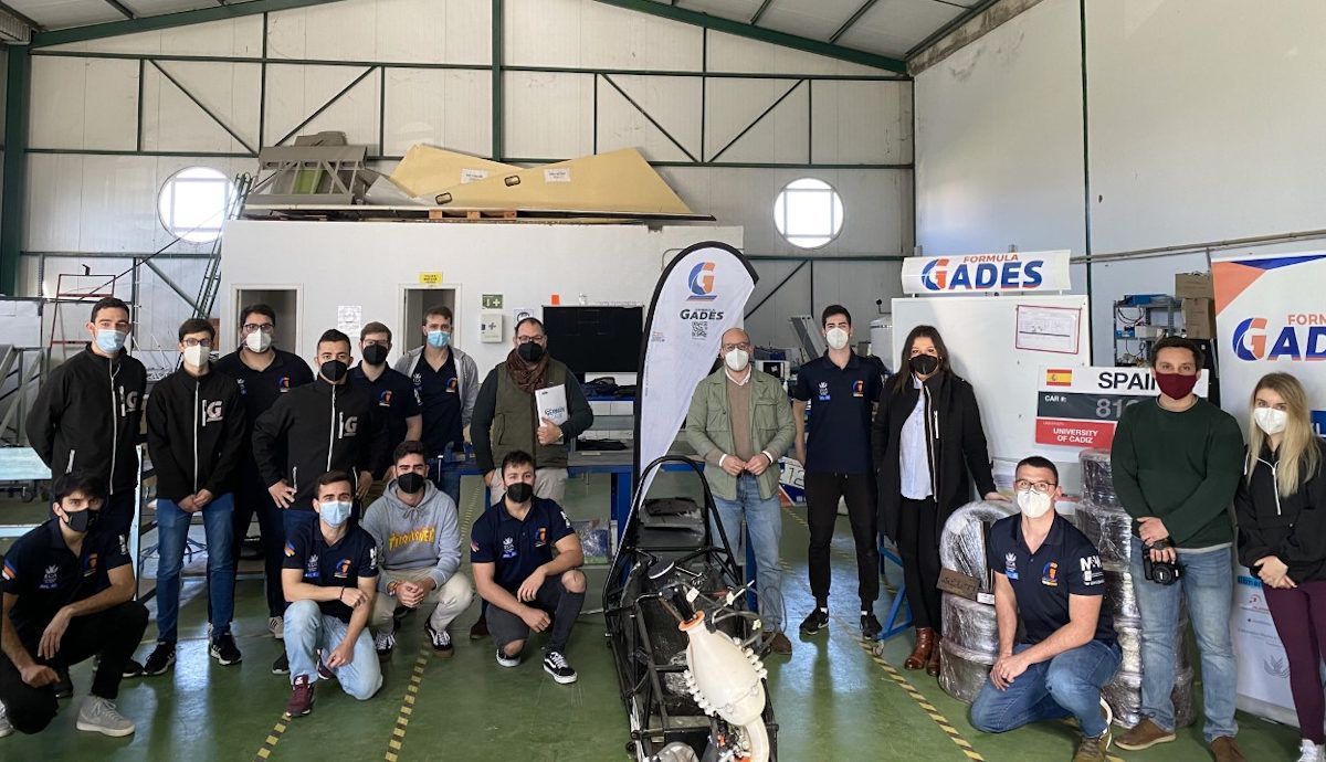 Estudiantes de la UCA en la nave del Polígono Las Salinas de El Puerto. Estudiantes de la UCA en la nave del Polígono Las Salinas de El Puerto.