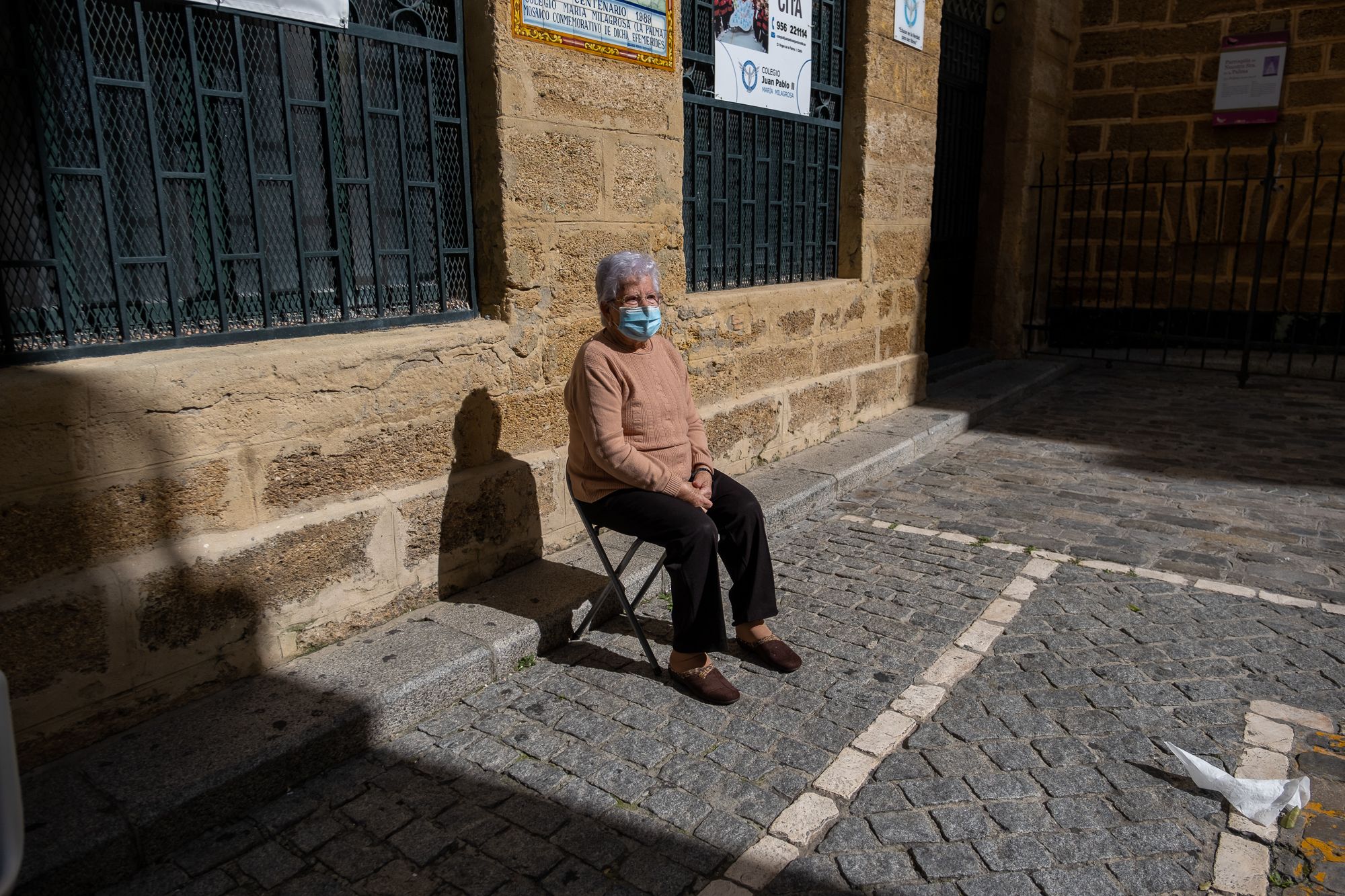 María Jesús, frente a la iglesia de La Palma, este lunes.   JUAN CARLOS TORO