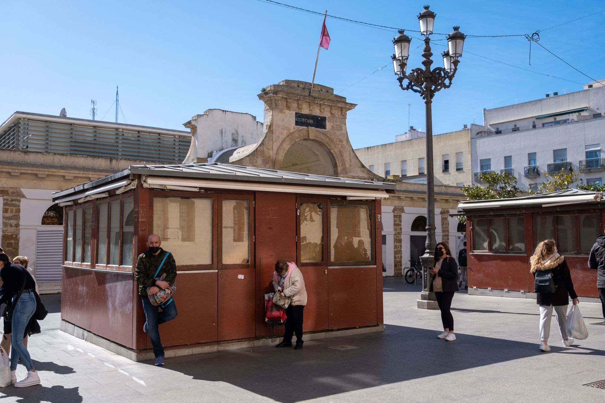 Un kiosco en Cádiz, cerrado, en una imagen reciente.