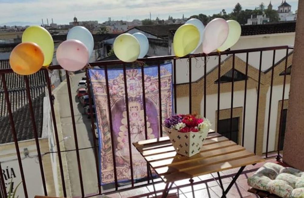 Globos en un balcón.