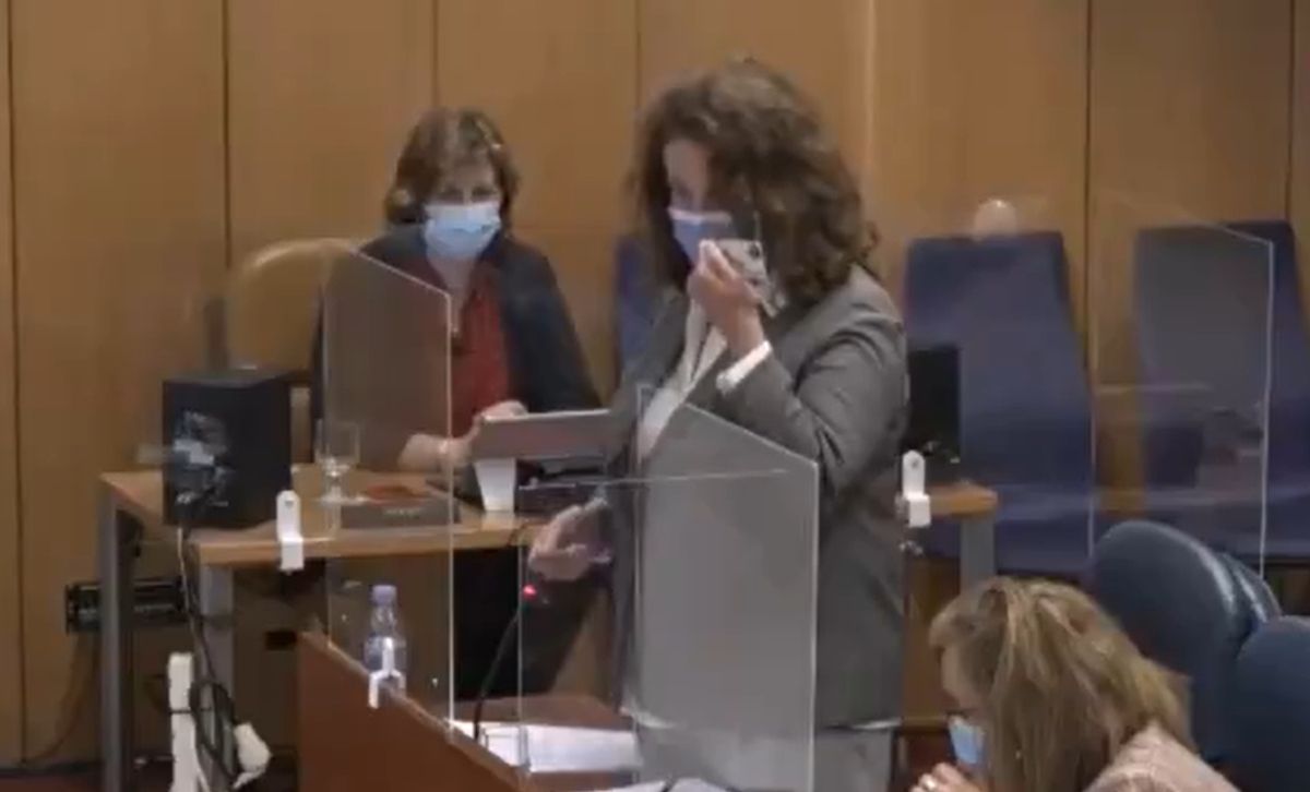 Carla Antonelli muestra su DNI en la Asamblea de Madrid.