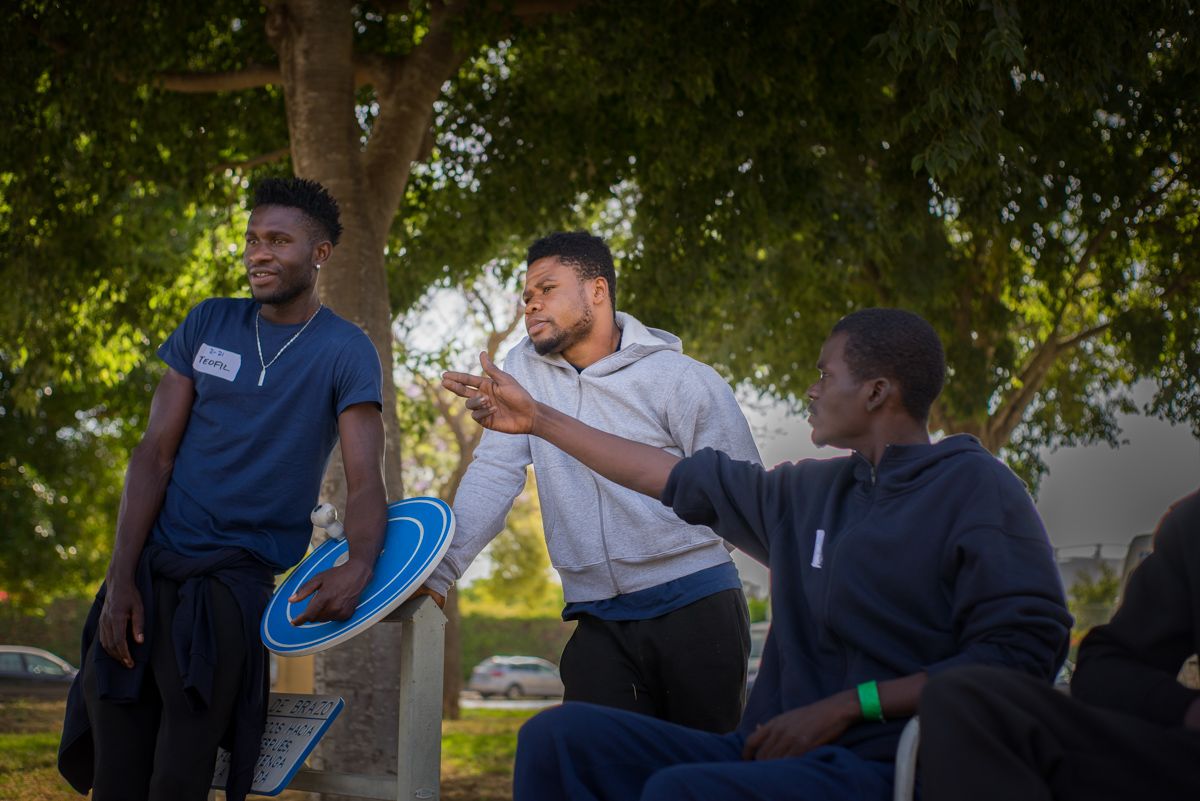 Ndour y sus compañeros mientras hablan con lavozdelsur.es. FOTO: MANU GARCÍA.