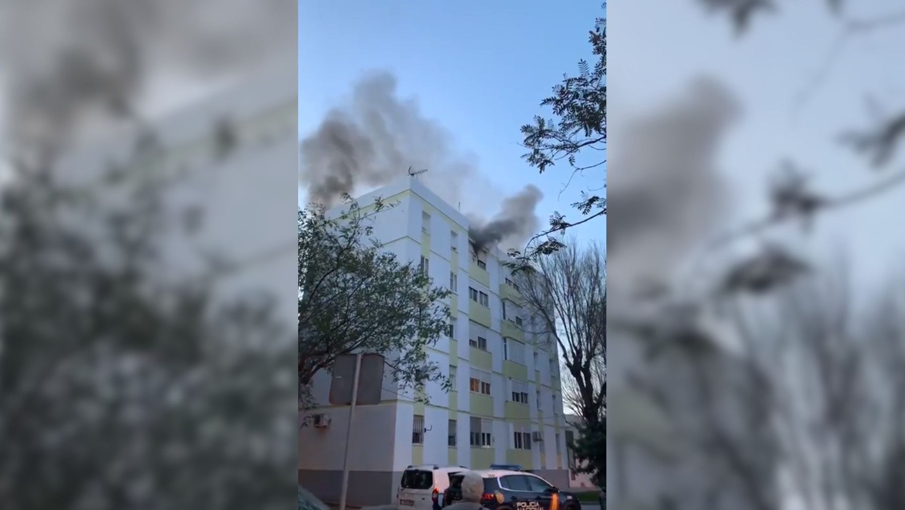 El incendio en la quinta planta del bloque de viviendas en Cádiz.