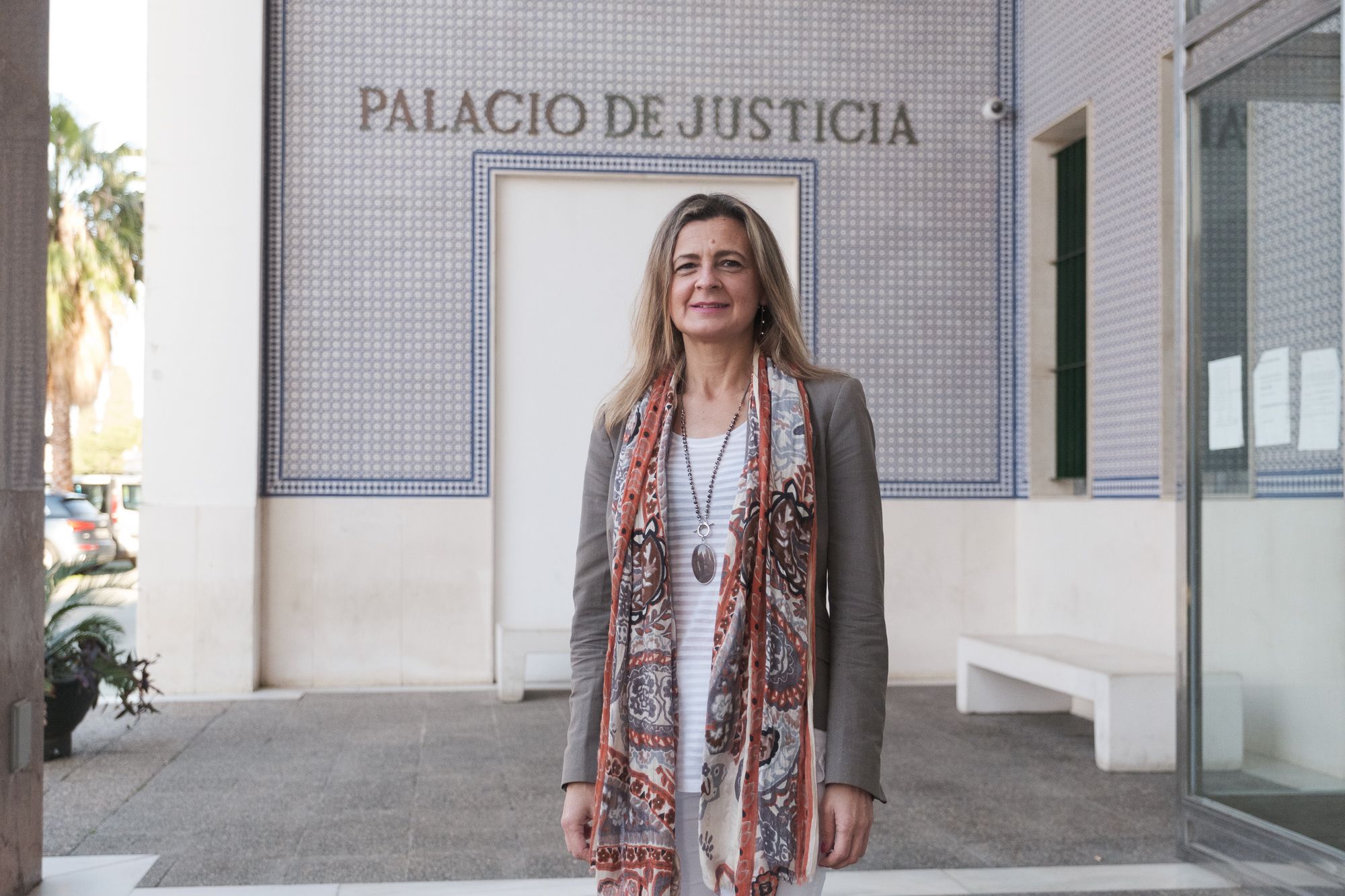 Carmen Martínez Perza, ante el Palacio de Justicia de Algeciras, en días pasados, antes de su entrevista con lavozdelsur.es.