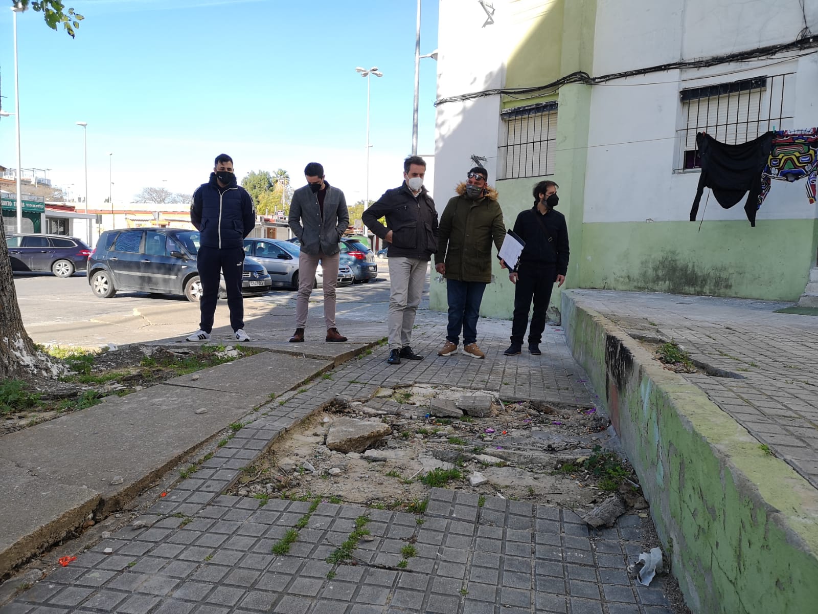 Saldaña y otros miembros del PP de Jerez, en su visita a Santo Tomás de Aquino.